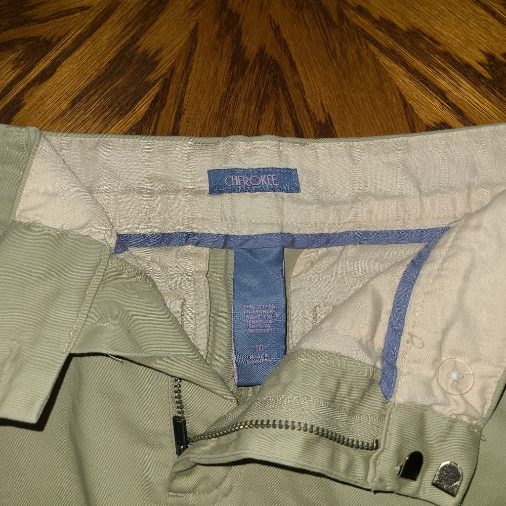 Shorts - Picture 2 of 3